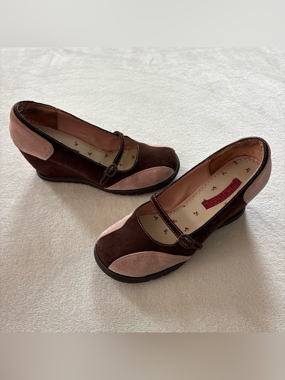 Vintage Y2K Hot Kiss Brown Pink Suede Mary Jane Buckle Wedges Size 9 READ